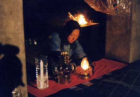 広島から分灯した原爆の火を種火として灯す。2001年1月17日 長田区御蔵北公園 ろうそく慰霊法要 午前