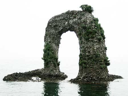 奥尻島のシンボル「鍋釣岩」(北海道奥尻町・奥尻島 2005年8月)