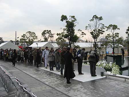 慰霊のモニュメント前にて「1.17のつどい」 神戸市中央区・人と防災未来センター 2007年1月17日