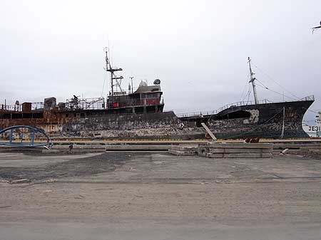 湾内で延焼した火災で全焼した漁船。(宮城県気仙沼市 2011年7月23日) 
