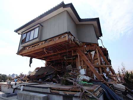 津波の圧力で海側の1階部分が破壊された。