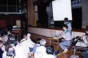 体育館では「島民懇談会」が開催された。(東京都港区・芝浦小学校 2001年4月15日)