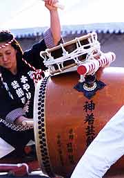 神着木遣太鼓の力強い演奏(東京都港区・芝浦小学校 2001年4月15日)