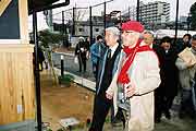 矢田立郎神戸市長が来館(左)。まちづくりプランナーの宮西悠司氏(右)が案内(神戸市長田区御蔵通 2004年1月17日)