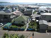 北海道南西沖地震被災地 北海道奥尻町・奥尻島 高台から青苗地区を見下ろす。2005年8月)