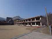 旧大野木場小学校跡。背後の普賢岳からの火砕流で被災した。 2009年1月20日)