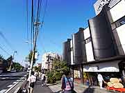街道沿いには草加せんべい店が続く(埼玉県草加市 2010年9月25日)