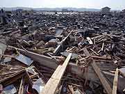 津波で被災した海蔵禅寺の墓地の様子(宮城県亘理町 2011年4月12日)