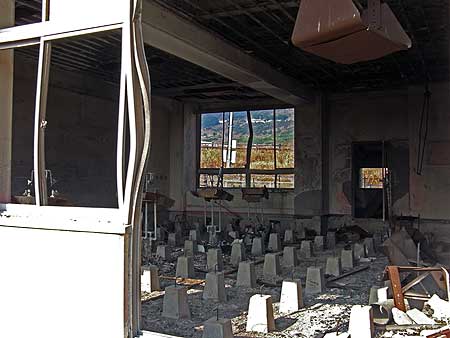 旧大野木場小学校跡。火砕流によって教室内まで焼失した。長崎県南島原市深江町 2009年1月20日)