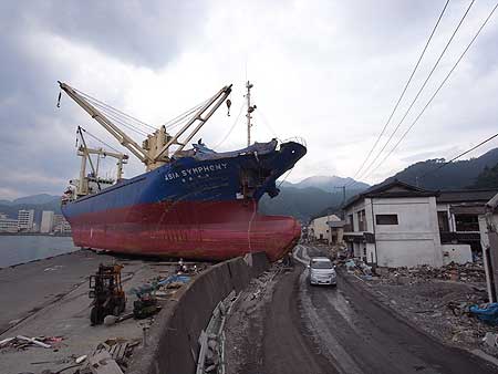 湾内に乗り上げた大型貨物船。(岩手県釜石市 2011年7月15日)