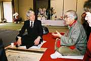 矢田立郎神戸市長(左)と囲炉裏を囲む。まちづくりプランナーの宮西悠司氏(神戸市長田区御蔵通 2004年1月17日)